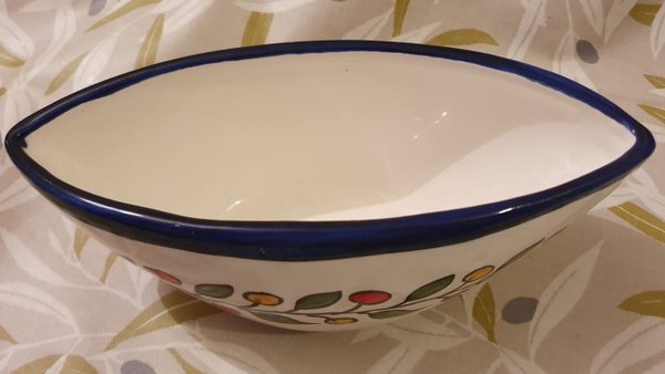 Deep oval bowl